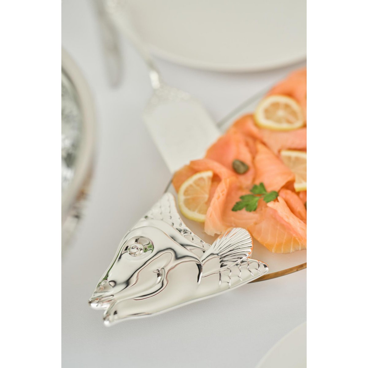 EDZARD visschaal zalm, glas, fijn verzilverde elementen, met lifter, lengte 58 cm